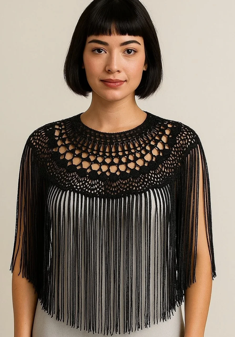Modelo usando peça de vestuário em crochê preto