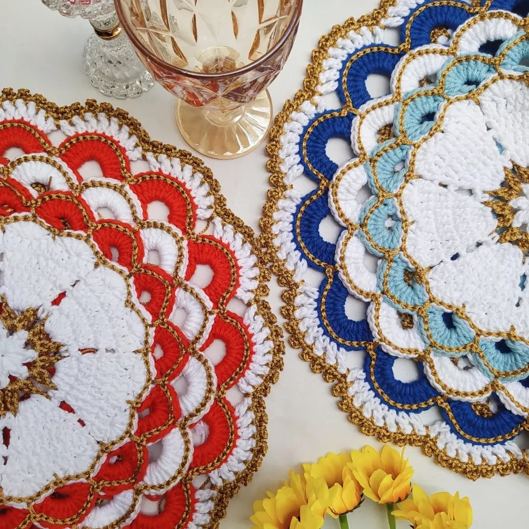 Sousplats artesanais em crochê vermelho, azul e branco